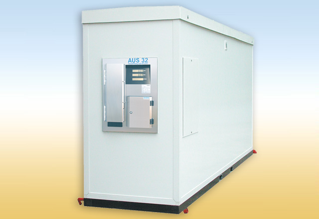 
            Container:<br>
* Isolierter Kunststoff Wandaufbau (3cm)<br>
* Rahmenkonstruktion aus GFK-Profilen<br>
* Gabeleinschübe zur Staplerverladung<br>
* Oberflächen Harnstoff beständig<br>
* Farbe: weiß, ähnlich RAL9010<br><br>
Tank:<br>
* Material: HD-PE<br>
* Tankvolumen: 5000 Liter (Brutto)<br>
* Überfüllsicherung und Füllstandsmessung<br>
* Leckwarngerät<br><br>
Abgabeeinheit:<br>
* Schnittstelle: Doppelimpuls<br>
* Zapfschlauch mit bauartzugelassenem Automatik-Zapfventil, Edelstahl<br>
* Automatischer Schlaucheinzug<br>
* Zapfschlauchabdeckung für Winterbetrieb<br>
* nicht eichfähig
            