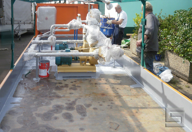 Vorbereitende Arbeiten zur Beschichtung der Auffangwanne einer Pumpenstation für aggressive Flüssigkeiten.