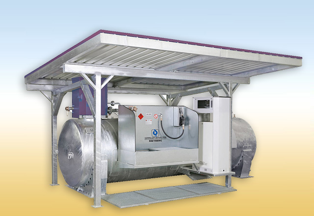 
            Z.B. für 2-Takt Gemische (STIHL-MotoMix, Aspen, etc.).<br><br>
Die Anlage ist in eichfähiger oder nicht eichfähiger Ausführung erhältlich.<br>
Ausführung: Lagerbehälter 3000 bis 10000 Liter, mit bundesweit gültiger bauaufsichtlicher
Zulassung Z-38.12-51, doppelwandig mit energieunabhäniger Vakuumleckanzeige, in
verzinkter
Ausführung, komplett mit allen notwendigen Armaturen. Fördereinrichtung mit
Messvorrichtung
(eichfähig oder nicht eichfähig), Bedienpodest mit Auffangwanne und Gitterrosteinlage in
ergonomischer Höhe für die Befüllung der Kanister und Überdachung.
            