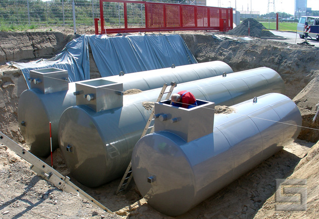 Einlagerung von modernen Erdtanks mit Spezial-Außenbeschichtung.